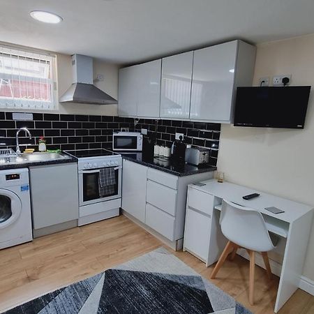 Lovely Studio-Flat With Free Parking, Free Wifi. Leeds  Buitenkant foto