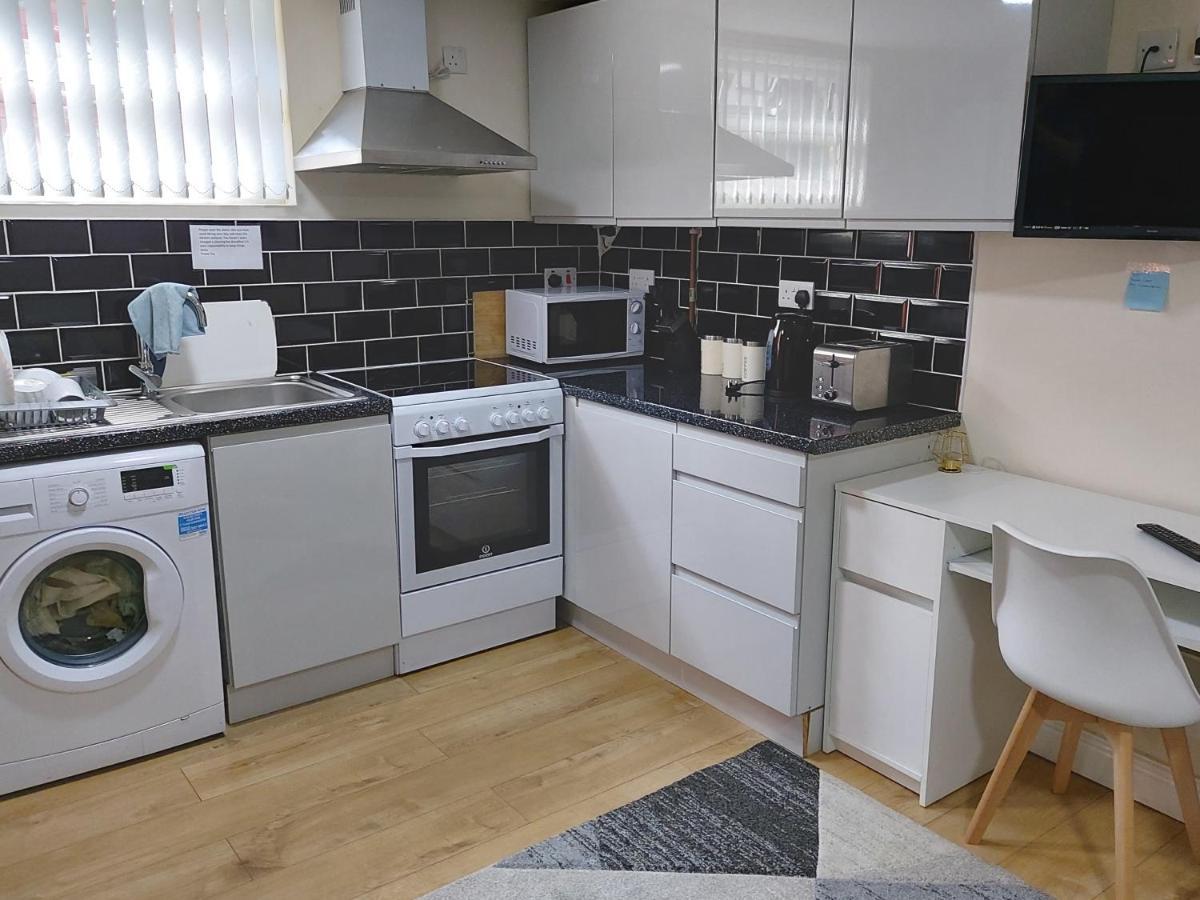 Lovely Studio-Flat With Free Parking, Free Wifi. Leeds  Buitenkant foto
