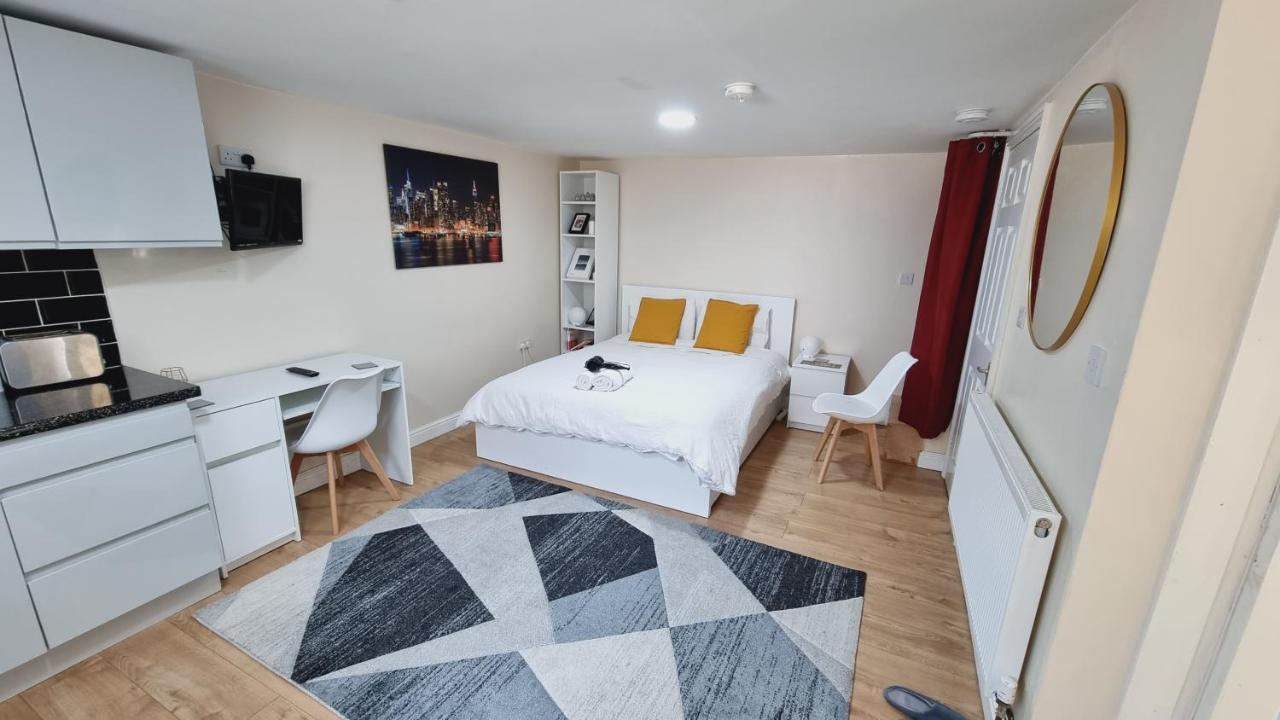 Lovely Studio-Flat With Free Parking, Free Wifi. Leeds  Buitenkant foto