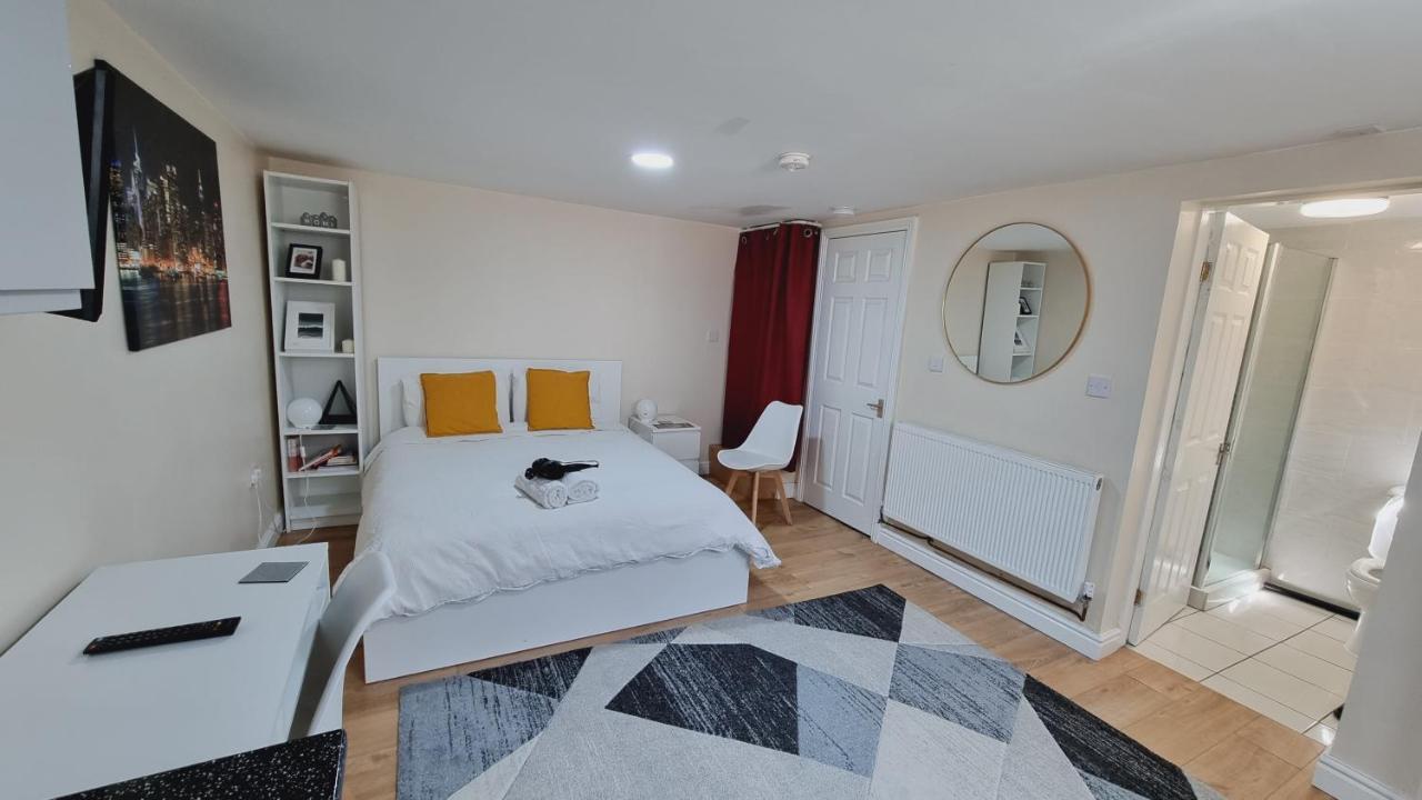 Lovely Studio-Flat With Free Parking, Free Wifi. Leeds  Buitenkant foto
