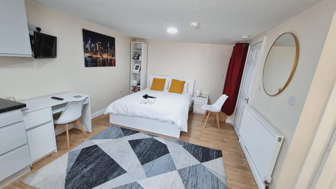 Lovely Studio-Flat With Free Parking, Free Wifi. Leeds  Buitenkant foto