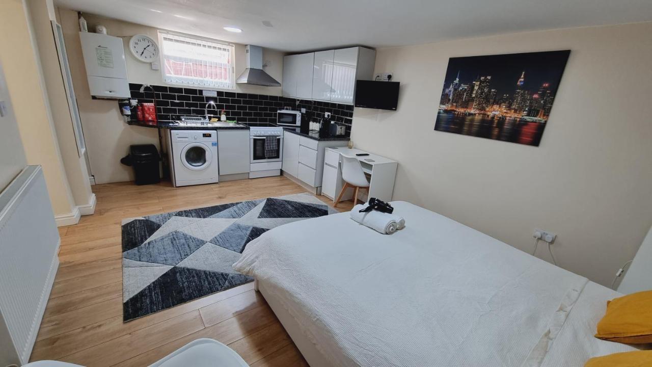 Lovely Studio-Flat With Free Parking, Free Wifi. Leeds  Buitenkant foto